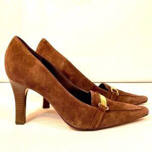 BROWN SUEDE CAROLE LITTLE PUMPS W GOLD BUCKLE S8.5